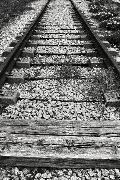 Régi és elhagyott vasúti pályák Lisszabonban Monokróm fotózás. - Fotó, kép