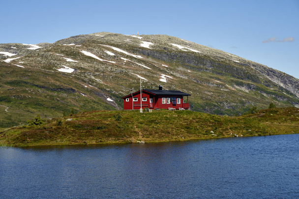 VOSSEVANGEN, NORWAY - Jul 24, 2020: Off-grid, red, wooden cabin in Norway, powered by solar energy - Zdjęcie, obraz