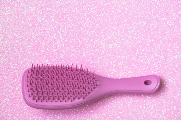Рожева щітка для волосся ізольована на рожевому фоні
 - Фото, зображення