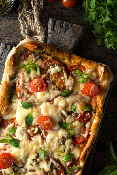 square pizza with tomatoes and cheese - Foto, afbeelding