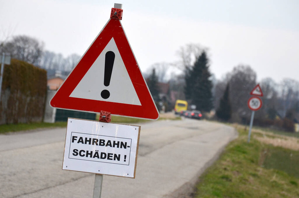 Danni stradali e gelate in una strada in Austria, Europa - Foto, immagini