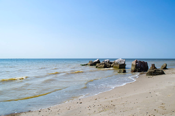 Paisaje marino del Mar de Azov. Nadie en la playa. Hermosa costa. - Foto, Imagen