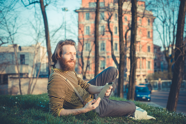 Hipster man using tablet - Valokuva, kuva