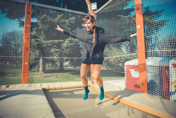 Hipster nainen hyppääminen
 - Valokuva, kuva