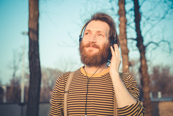 Hipster homme écouter de la musique
 - Photo, image