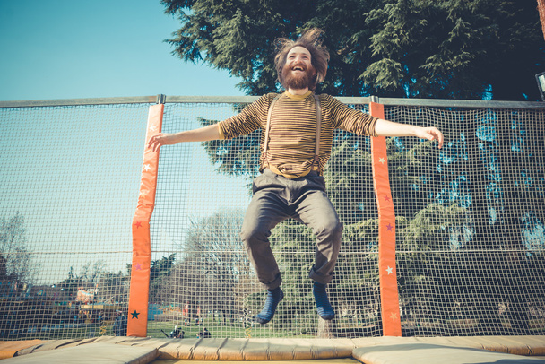 Muž skáče na trampolíně - Fotografie, Obrázek