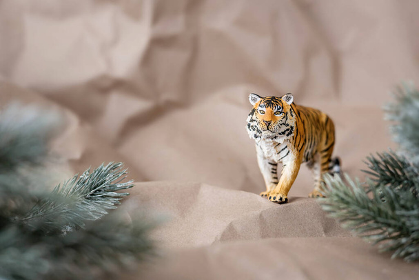 Tigre símbolo del nuevo año chino 2022. Figura de tigre con ramas de abeto sobre fondo pastel. Copiar espacio. - Foto, Imagen