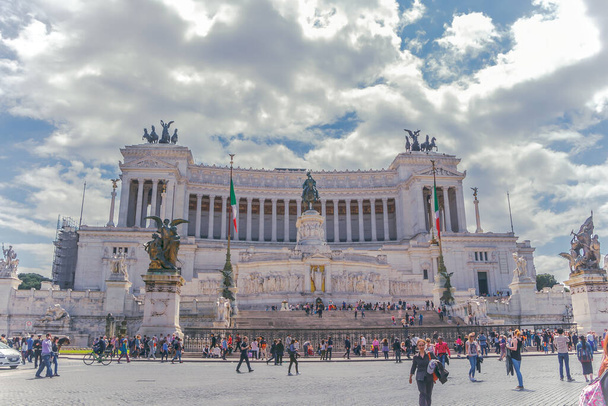 Piazza Venezia en Roma. Vista frontal. Turistas. - Foto, Imagen