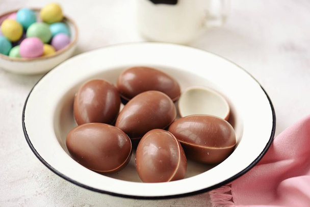 Πασχαλινό επιδόρπιο σοκολατένιων αυγών με τυρί cottage, λευκή σοκολάτα, ζελατίνη και αυγά με βύνη.  - Φωτογραφία, εικόνα