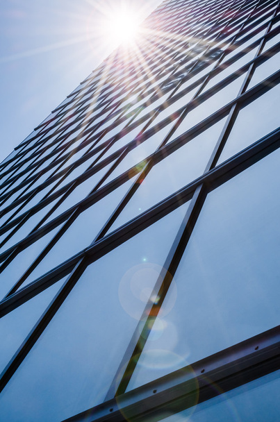 staal en glas - gespiegelde gevel van moderne wolkenkrabber - Foto, afbeelding