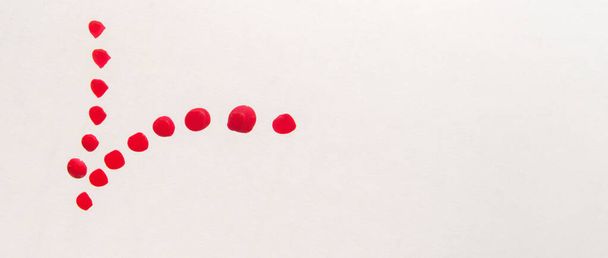 Lśniące krople czerwonego lakieru do paznokci na białym tle, koncepcja piękna - Zdjęcie, obraz