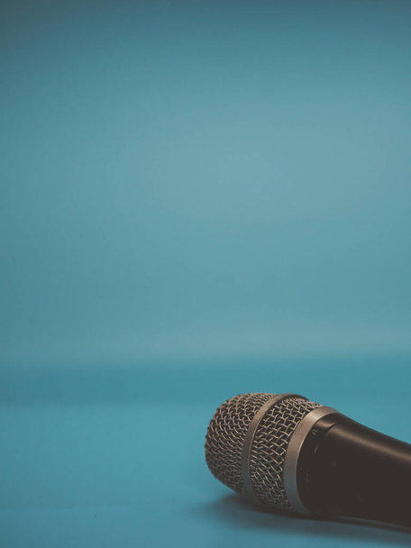 microfone dinâmico com fundo cinza azul e espaço de cópia - Foto, Imagem