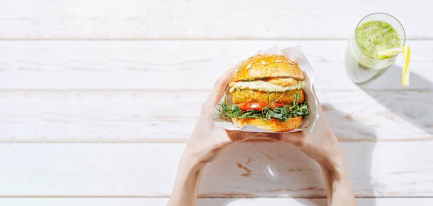 hamburger vegano fatto in casa con panino senza glutine e cotoletta a base vegetale. hamburger di disintossicazione - Foto, immagini