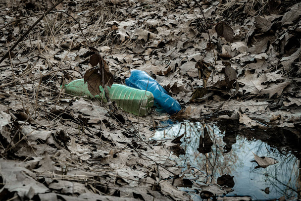 Atık yönetimi. Çevre ormanındaki plastik çöpler. Ormandaki çöp yığını. Doğa Ekolojisini ve kirliliği koru - Fotoğraf, Görsel