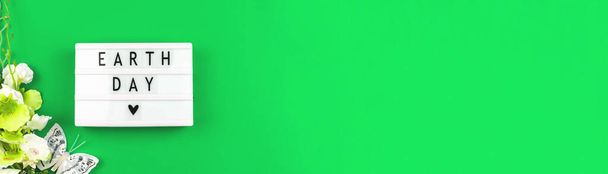 Maan päivän juhla banneri vihreällä taustalla, ympäristökonsepti - Valokuva, kuva