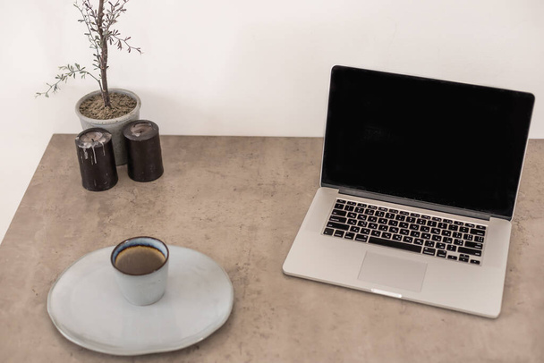 Coffee cup and laptop for business. - Foto, Imagen