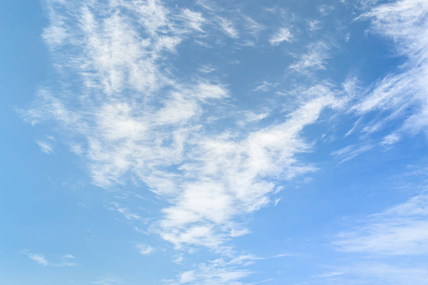 Nubes de cirros blancos contra el cielo azul. Fondo de nubes - Foto, imagen