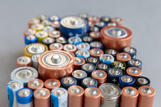 Primer plano de los extremos positivos de coloridas baterías usadas, vista superior - Foto, imagen