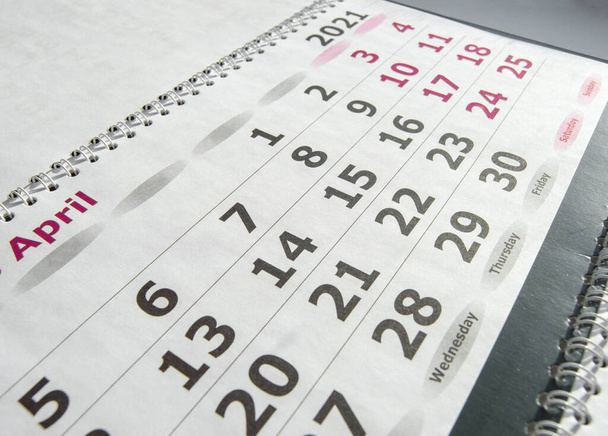 April 2021 papier kalender planner met spiraal, close-up. - Foto, afbeelding