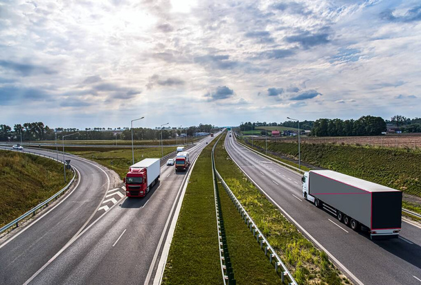 Vrachtwagen op de Europese wegen. Logistiek en levering van vracht - Foto, afbeelding