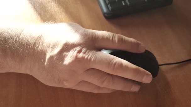 Крупним планом рука літньої людини, яка клацає мишкою, літні люди, цифрові пристрої та комп'ютери. 4k відео, яскраве сонячне світло
. - Кадри, відео