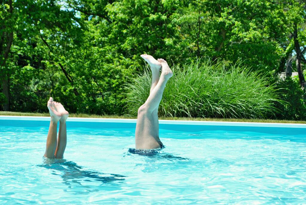Mère et fille faisant des poignées dans la piscine - Photo, image