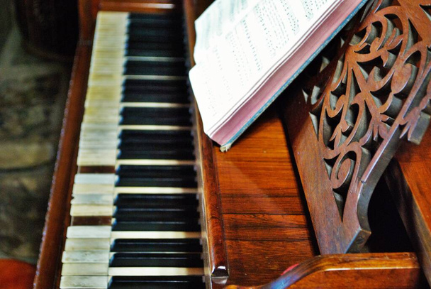 Starý opotřebovaný klavír zblízka chybějící klávesy - Fotografie, Obrázek