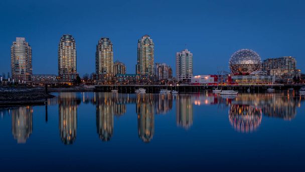 Vancouver Skyline à l'heure bleue avec lumières sur le Science Center Globe la nuit sur la côte est de False Creek Inlet, Colombie-Britannique, Canada - Photo, image