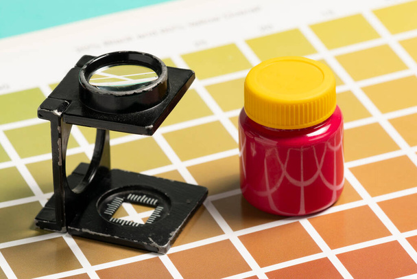 wire-type magnifying glass, on samples of color scale scale for printing - Photo, Image
