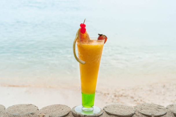 Exotic summer drink. Blur beach as background - Foto, Imagem