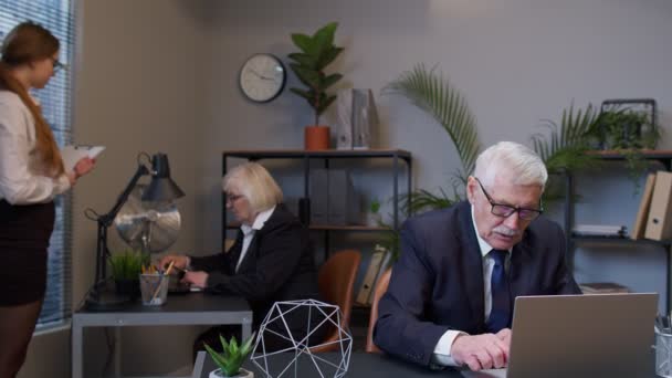Vecchio uomo d'affari anziano gridare con emozione aggressiva dopo l'affare online senza successo con il cliente - Filmati, video