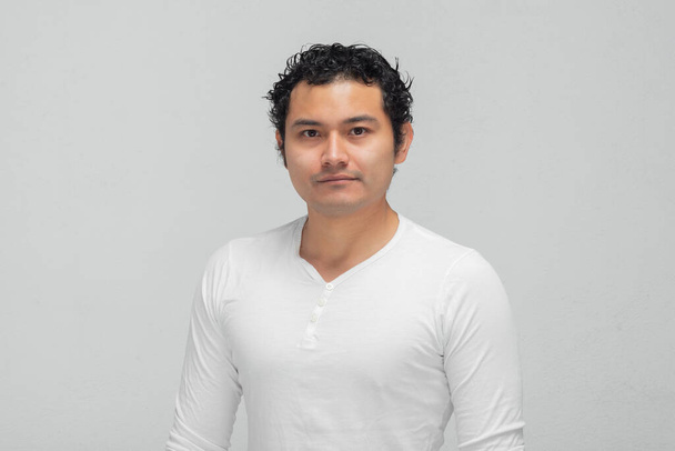 Mexický mladý muž s čínskými vlasy a bílou košilí - Fotografie, Obrázek