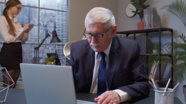 Starší starý obchodník ukazuje agresivní rozrušení emoce po neúspěšném on-line obchodu s klientem - Záběry, video