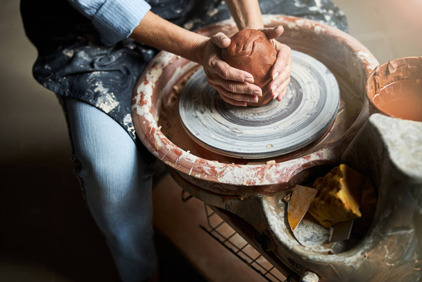 陶器の車輪の上に粘土鍋を作る老婦人の手 - 写真・画像