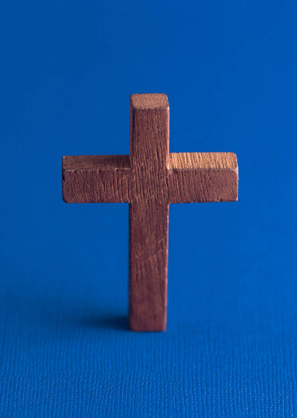 Uma simples cruz de madeira em um fundo azul - Foto, Imagem