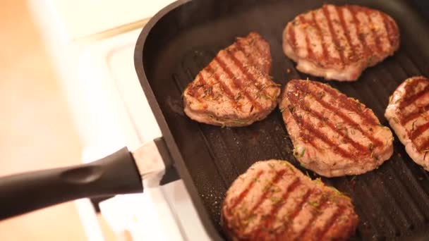 Viande de bœuf fraîche sur poêle enflammée, vue rapprochée. Cuisson steak de bœuf à la poêle, de délicieux steaks sont frits sur une poêle à griller. - Séquence, vidéo