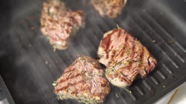 Friss marhahús marhahús-felvétel meggyulladt serpenyőn. - Felvétel, videó