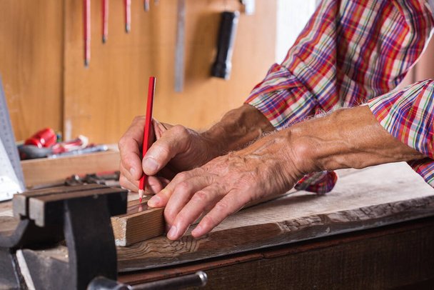 Carpintero trabajando en el banco de trabajo, herramientas de carpintería y carpintería - Foto, Imagen