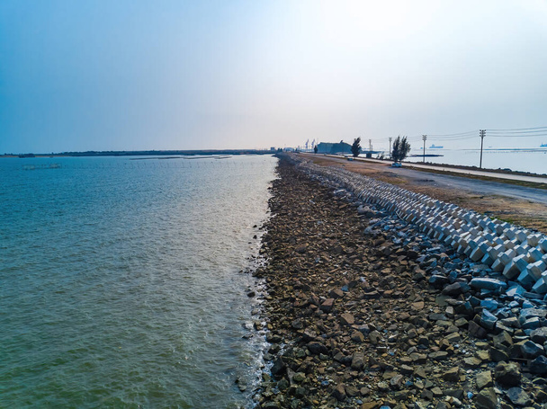 Цементний блок проривних вод прибережного шосе, аерофотозйомка морського шосе
 - Фото, зображення