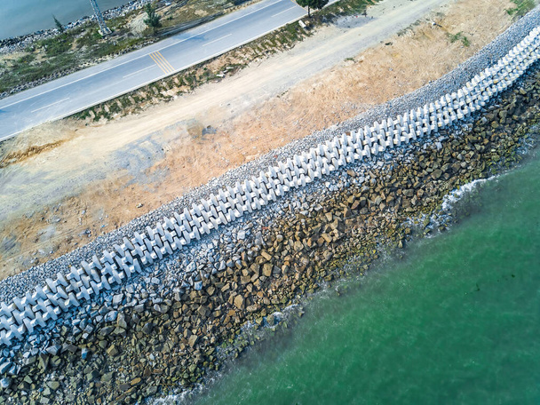 Zementblock-Wellenbrecher der Küstenautobahn, Luftaufnahme der Autobahn-Schutzmauer - Foto, Bild