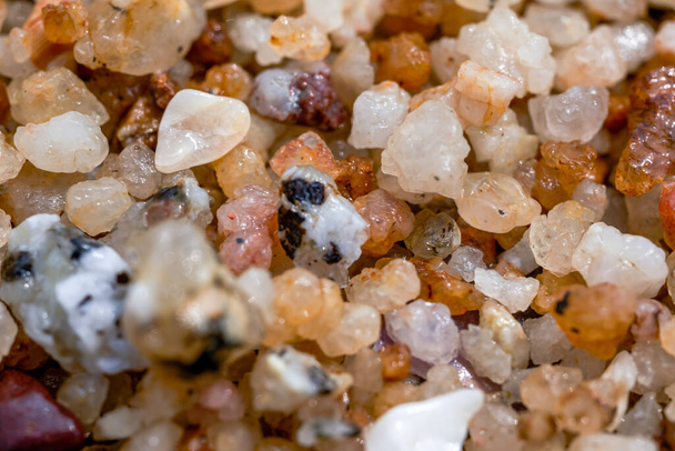 Μακρο γκρο πλαν χαλικων πετρων στην παραλια διπλα στη θαλασσα - Φωτογραφία, εικόνα