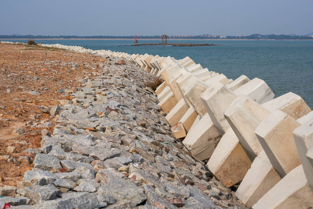 Bloque de cemento rompeolas de carreteras costeras, malecones de carreteras - Foto, Imagen