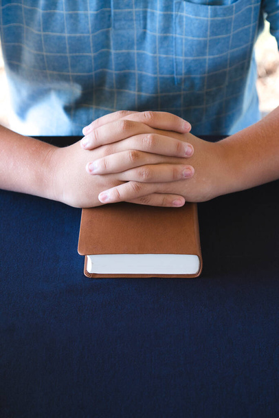Jonge persoon die de Bijbel bestudeert en bidt - Foto, afbeelding