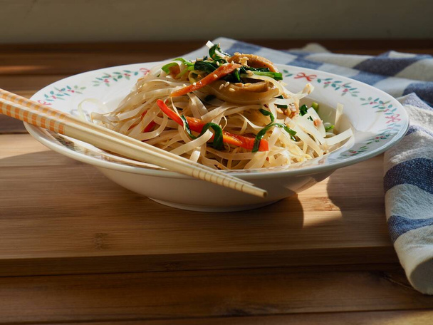 Asiatische Lebensmittel rühren gebratene Reisnudeln an  - Foto, Bild