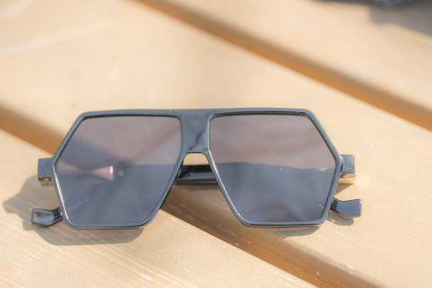 Futuristický nadměrné sluneční brýle model s černými čočkami a černým rámečkem střílet venku ve slunném dni detailní záběr. Selektivní zaměření - Fotografie, Obrázek