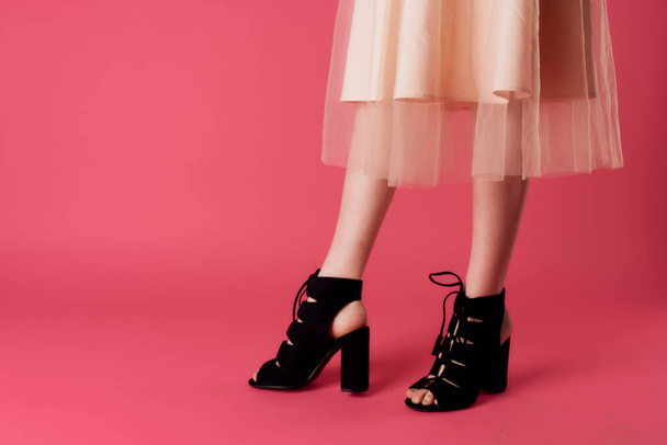 Женские ноги модные туфли шарм розовый фон покупки - Фото, изображение