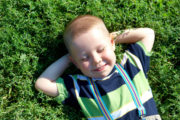 boy in grass - Fotografie, Obrázek