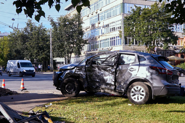18. elokuuta 2020, Riika, Latvia: auto törmäyksen jälkeen tiellä, liikennetausta - Valokuva, kuva