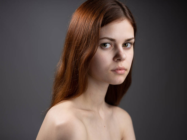Kobieta z gołymi ramionami widok z boku czerwone włosy nagie ramiona model - Zdjęcie, obraz