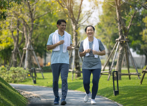 Usmívající se starší pár jogging, Senior pár jogging a běh v parku venku natur - Fotografie, Obrázek